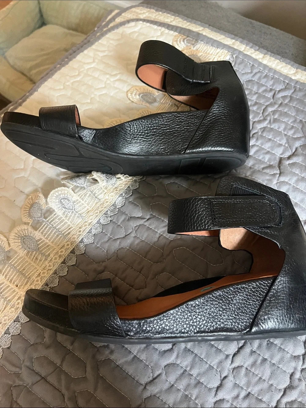 Gentle Souls by Kenneth Cole Leather wedge black sz 71/2